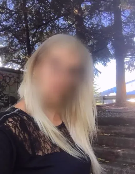 Manuela, 32